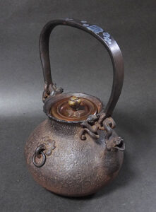 龍文堂 安之介 龍口鉄瓶＜共箱＞ 販売 | 【骨董品買取】日本全国対応