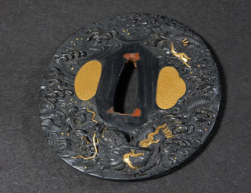 骨董品売却で、大森英秀の刀装具の鍔をお譲り頂きました。このような