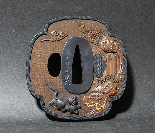 日本の代表的な金工作品で正阿弥勝義の作風の刀装具の鍔と一緒に兜を