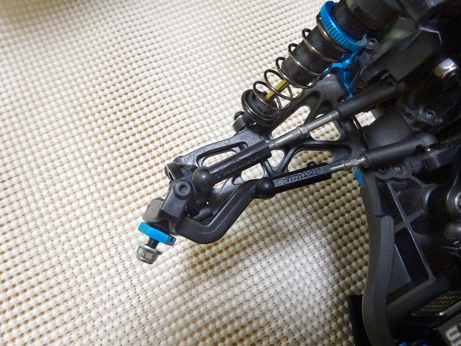 DB01のWOユニバーサルシャフトに標準のフロントアップライト（ナックル