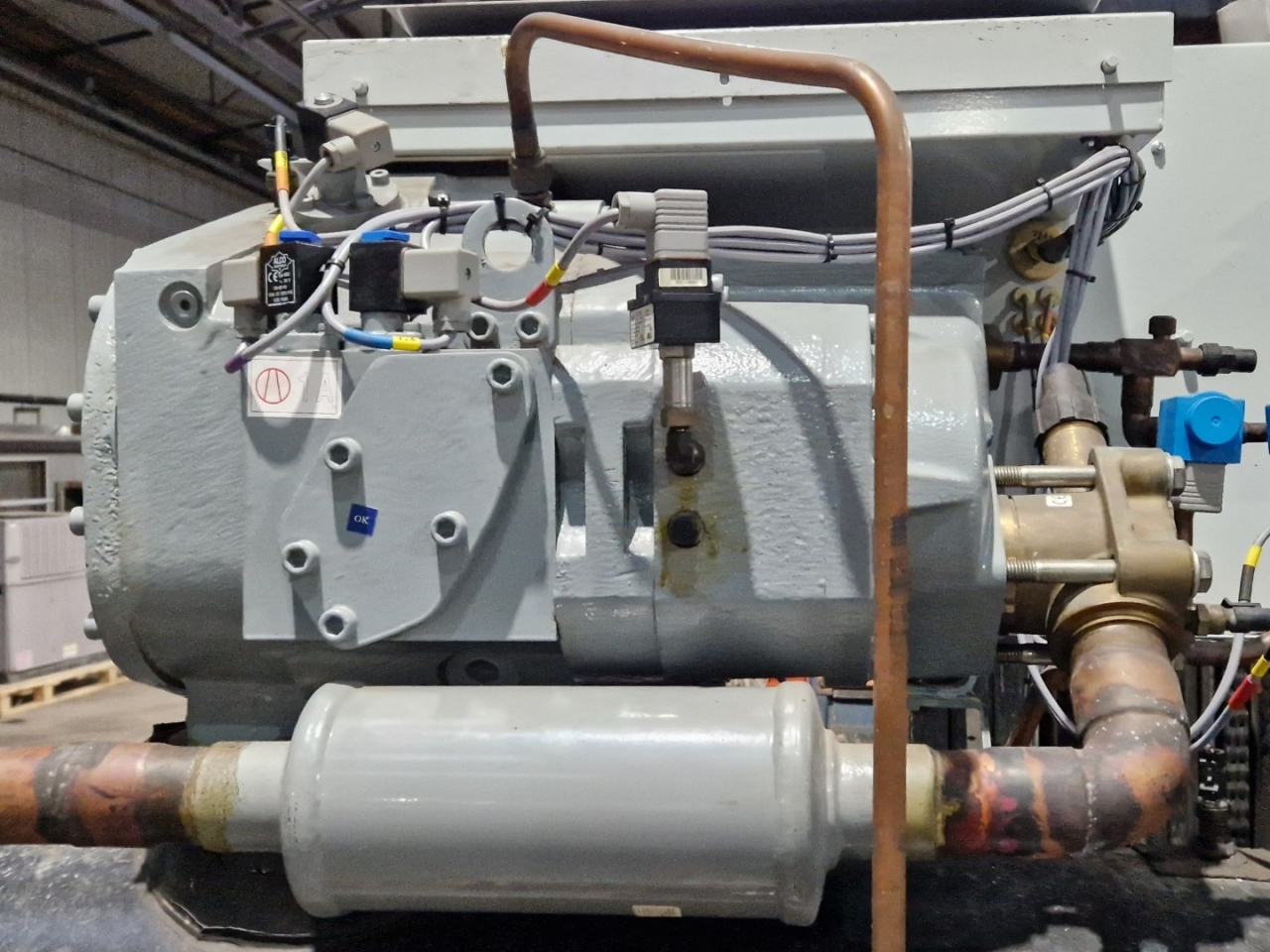 Used Carrier 30 HXC 155 water-cooled chiller on Freon R134a. | HOS BV