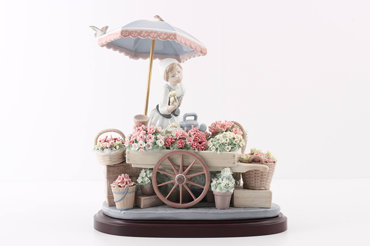 芸術的な磁器人形で知られる「リヤドロ」。その歴史と作品の価値とは