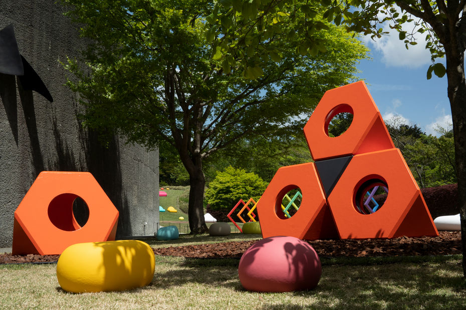 彫刻と芝生の休憩エリア「ポケっと。」 - 箱根 彫刻の森美術館 THE