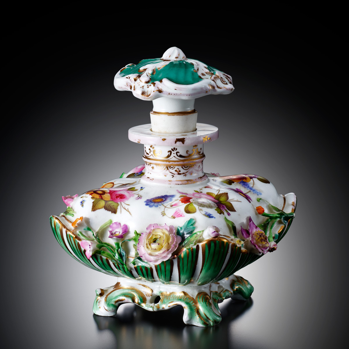 展示作品の御紹介:花レリーフ方形香水瓶 | 箱根ガラスの森美術館