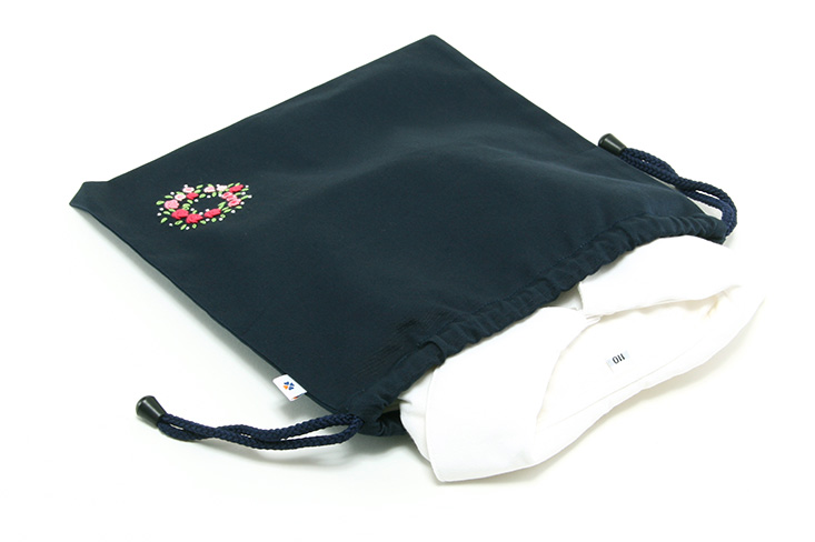 手刺繍 フラワーリース 巾着バッグ(中)お着替え入れ・入園入学お受験に