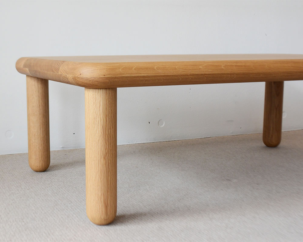 ローソファーに合わせて作られたオーク無垢材のテーブル 「mii table