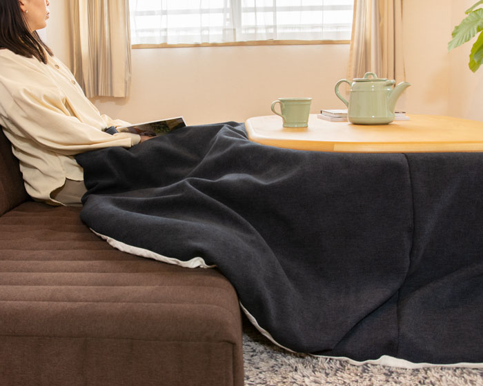 ローソファーに合わせて作られたオーク無垢材を使用したかわいいこたつ