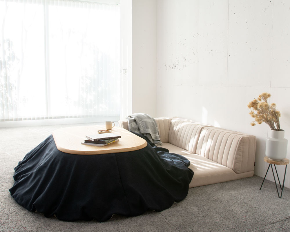 ローソファーに合わせて作られたオーク無垢材を使用したかわいいこたつ