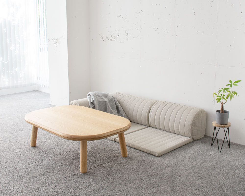 ローソファーに合わせて作られたオーク無垢材を使用したかわいいこたつ
