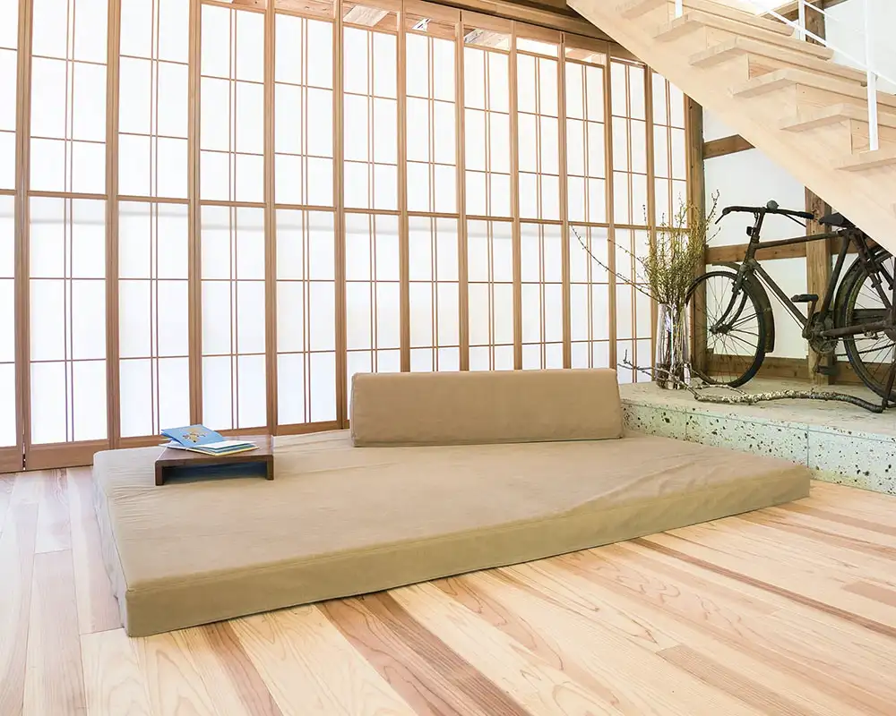 好きな場所をソファにする。自由なフロアソファ「FLO-FLO」｜国産