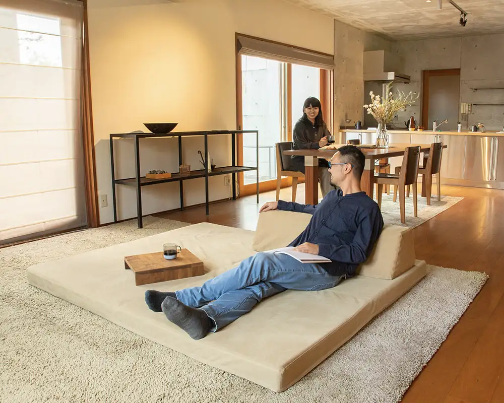 好きな場所をソファにする。自由なフロアソファ「FLO-FLO」｜国産