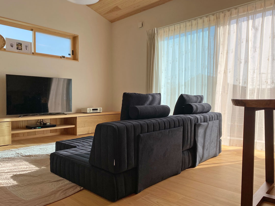 濃いネイビーのつみきソファで、落ち着いた高級感ある雰囲気に