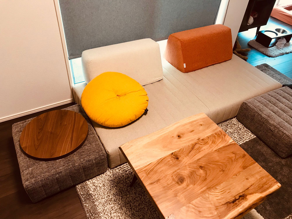 つみきソファの座面＋フロフロの背もたれで、もっと自由なソファ