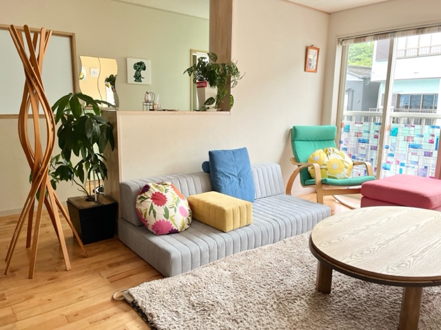 カラフルなクッションで “積み木” らしいつみきソファ！ – ローソファ