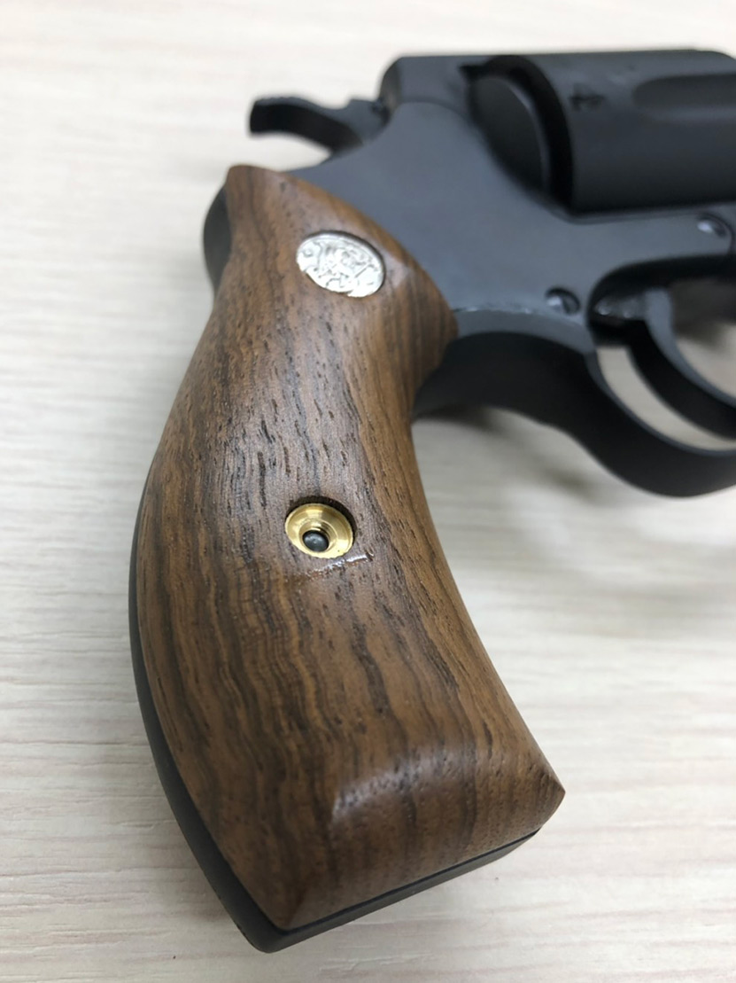 M36 リボルバーの グリップ を交換してみました