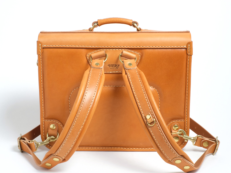 大人のランドセルとしても使えるクラシックな横型鞄 / 革鞄のHERZ