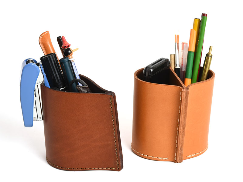 ハードレザーで武骨に作ったマルチユースなペン立て / 革鞄のHERZ
