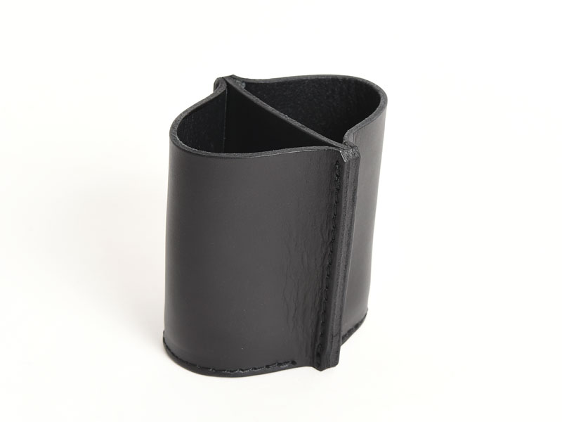 ハードレザーで武骨に作ったマルチユースなペン立て / 革鞄のHERZ