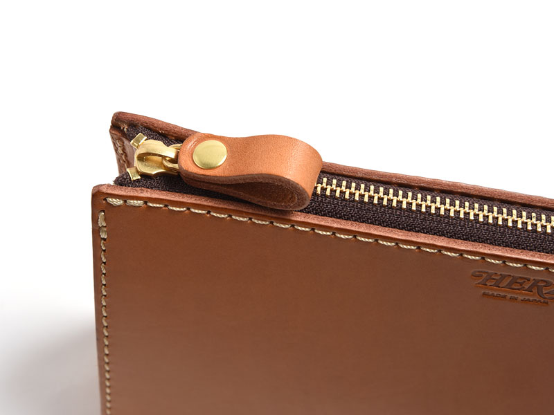 幅広い用途に対応できる三角マチの革製セカンドバッグ / 革鞄のHERZ