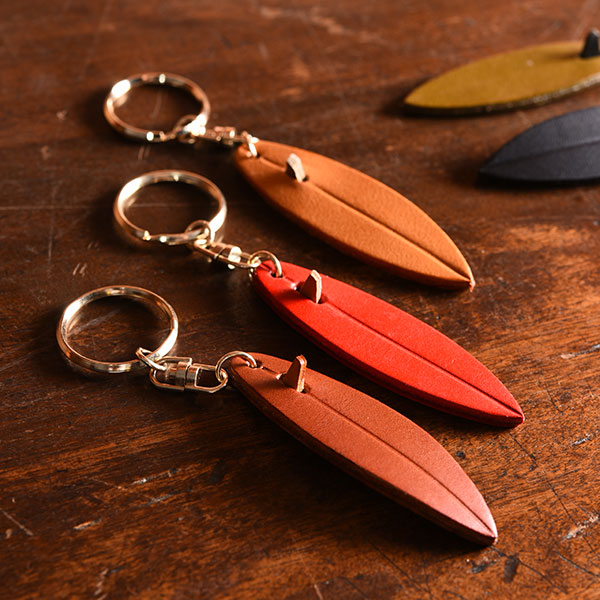 ハードレザーで作ったサーフボードの本革キーホルダー / 革鞄のHERZ