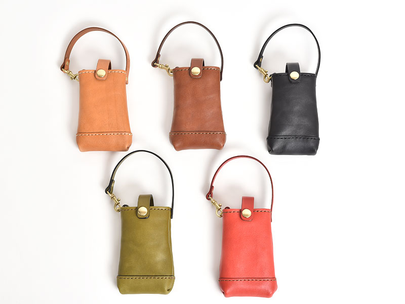 バッグに掛けられるソフトレザーの携帯・スマートフォンポーチ / 革鞄