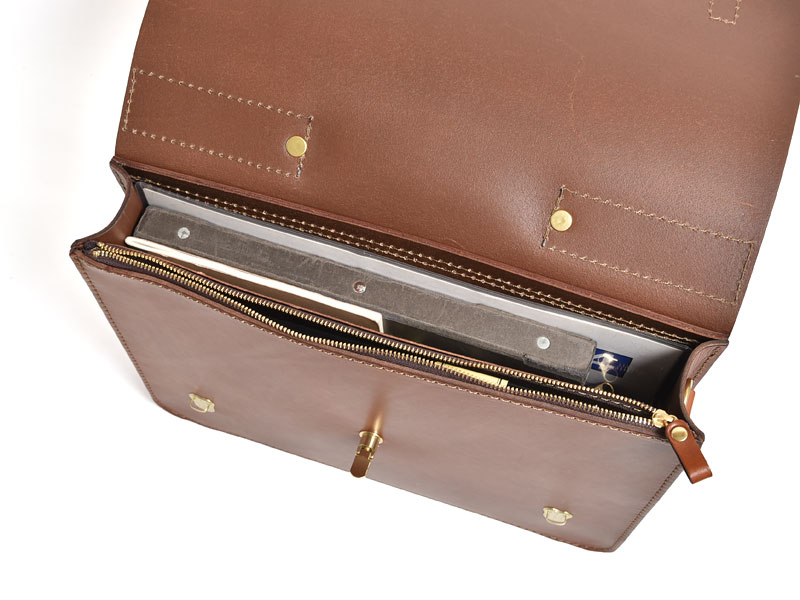 3点留めのクラシックデザインで人気の2way本革ビジネスバッグ / 革鞄の