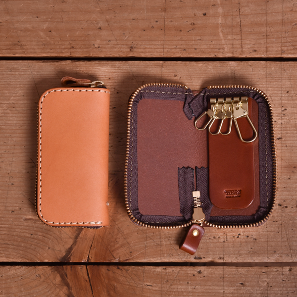 鍵が飛び出さない4連式のラウンドファスナーキーケース / 革鞄のHERZ