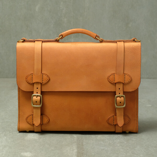 A4ファイル対応のクラシックな二本ベルトブリーフケース / 革鞄のHERZ