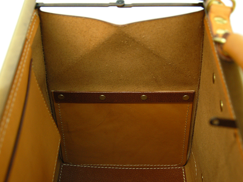 ノスタルジックな旅に誘う大容量の総革グランドストンバッグ / 革鞄の