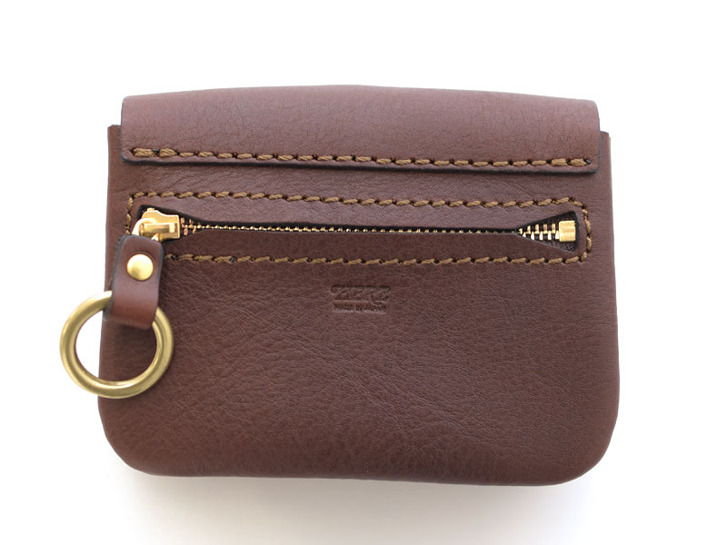 丸いフォルムと遊び心溢れるデザインが愛らしい二つ折り財布 / 革鞄の