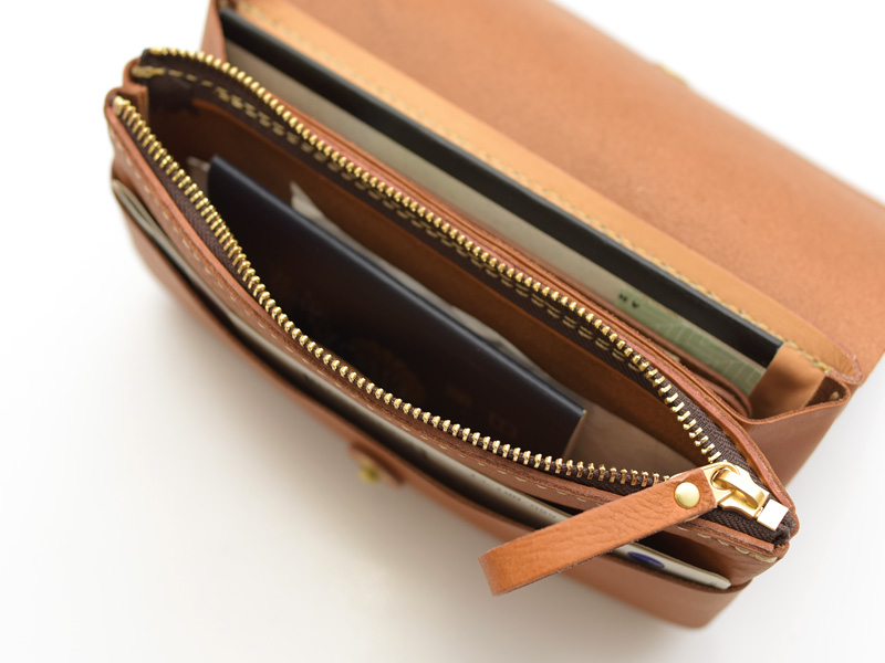 航空券やパスポートも収納できる旅行に最適なトラベルウォレット / 革