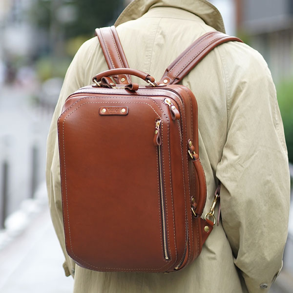 トランクのようにフルオープンする大容量リュックのビートランク / 革