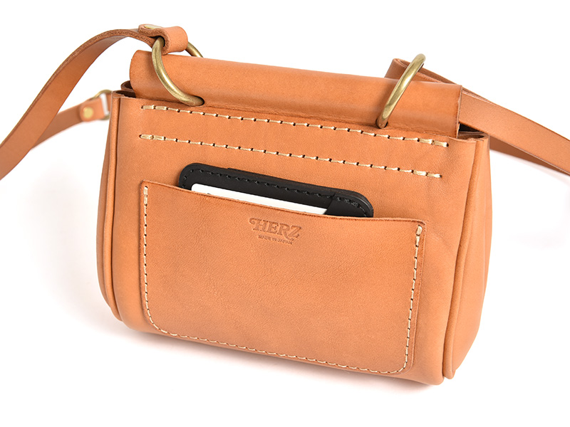 丸みを帯びた革のシルエットが可愛い棒屋根かぶせポシェット / 革鞄の