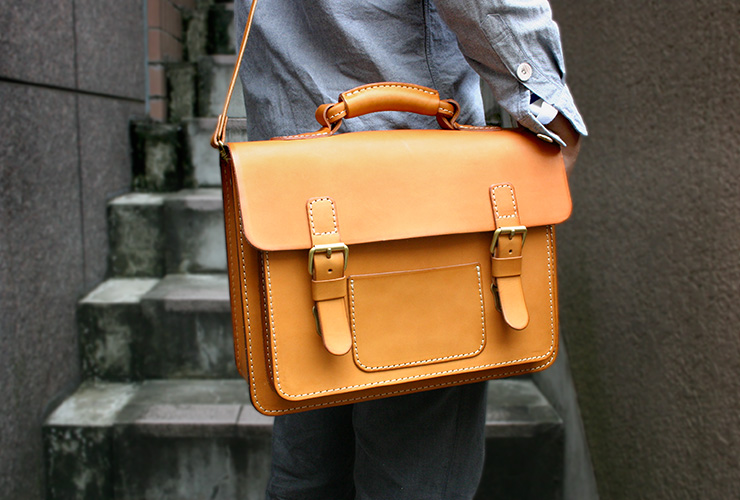 3サイズ展開でビジネスにも使える箱型2wayショルダーバッグ / 革鞄の