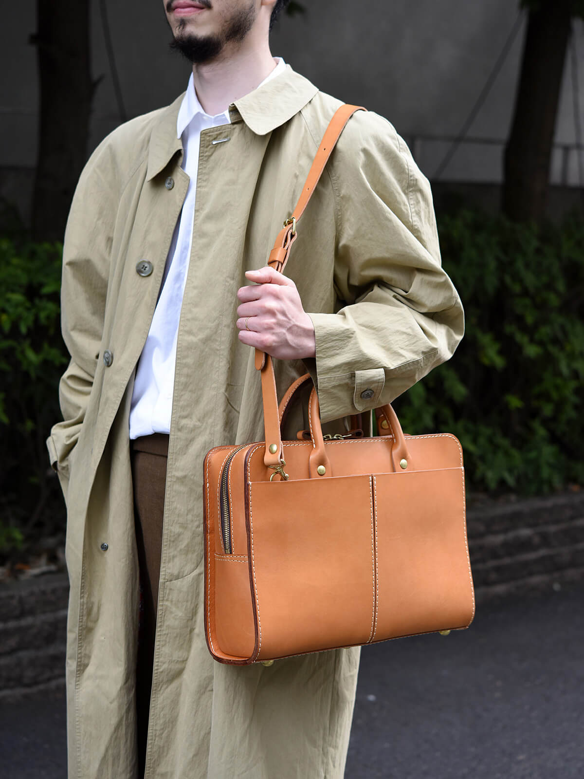 前後面に大きなポケットが付いた人気の総革2wayビジネスバッグ / 革鞄