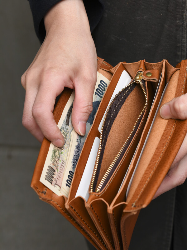 マグネット留めのフラットな長財布 / 革鞄のHERZ(ヘルツ)公式通販