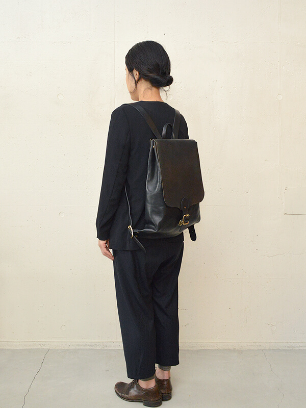 大きなかぶせが特徴的なイタリア革のリュックサック / 革鞄のHERZ