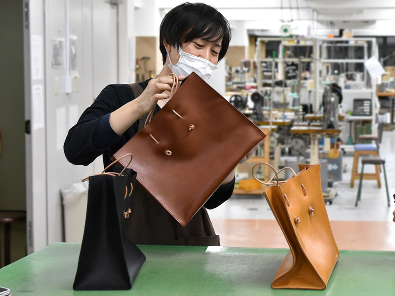 新作！革紙袋の作り手インタビュー｜革鞄・革小物のHERZ公式通販