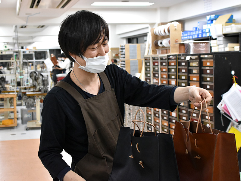 新作！革紙袋の作り手インタビュー｜革鞄・革小物のHERZ公式通販