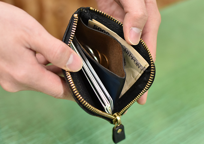 オンラインスタッフ：野元愛用「L字ファスナーミニ財布」｜革鞄・革