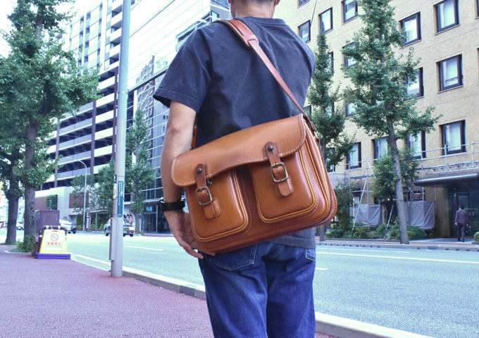 博多店作り手：家弓愛用「ギボシ留めショルダー」｜革鞄・革小物のHERZ