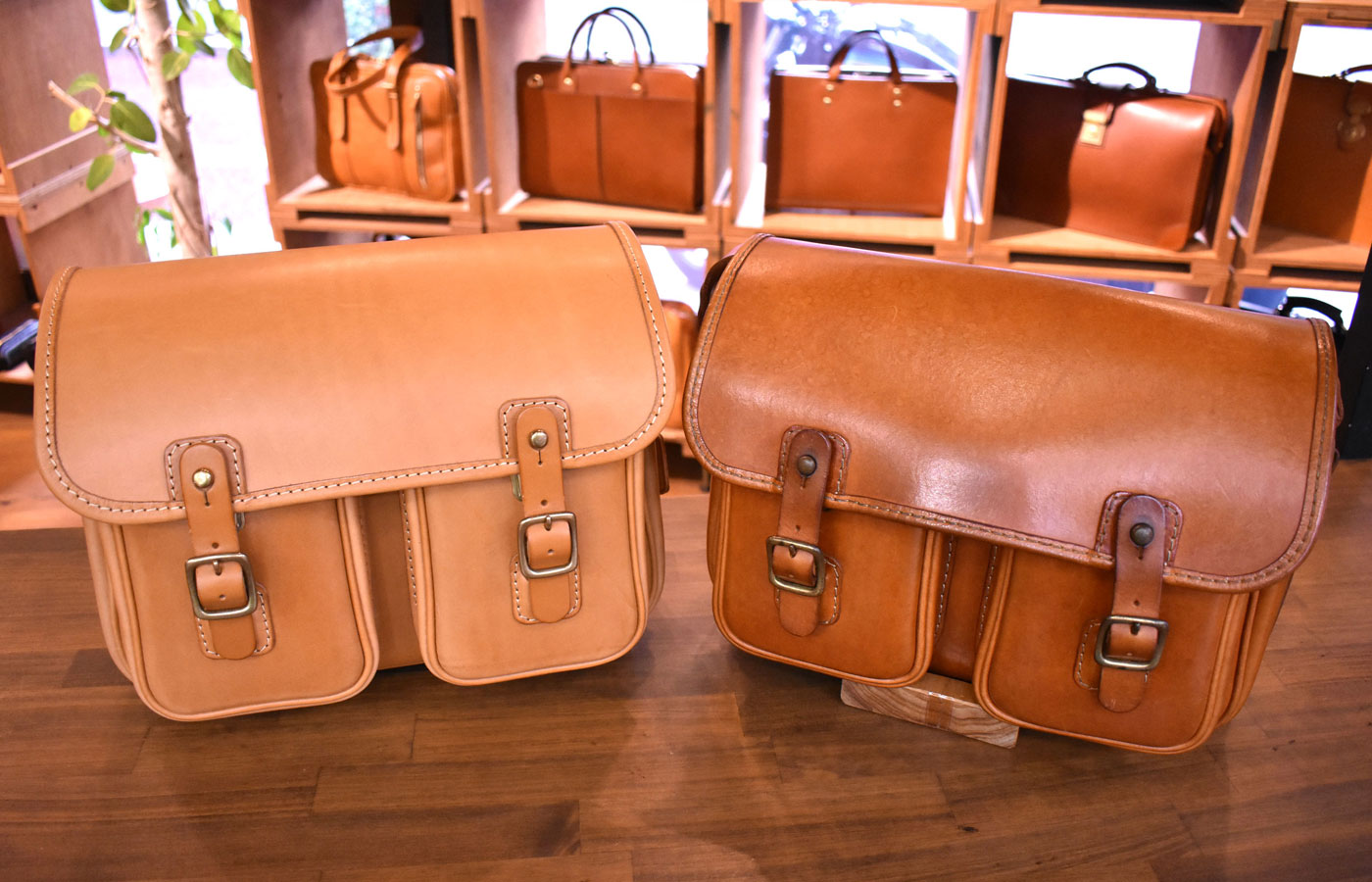 博多店作り手：家弓愛用「ギボシ留めショルダー」｜革鞄・革小物のHERZ