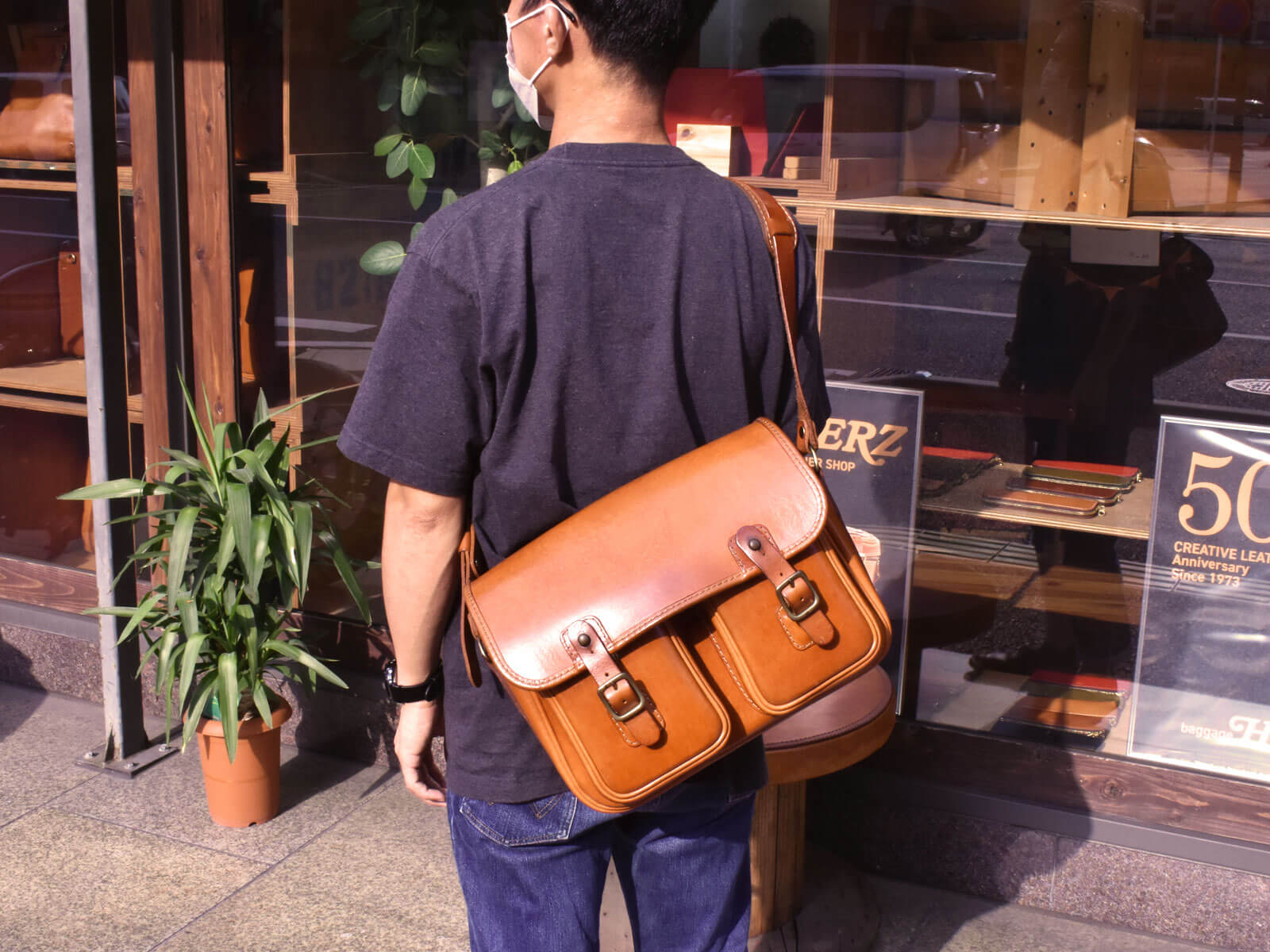 博多店作り手：家弓愛用「ギボシ留めショルダー」｜革鞄・革小物のHERZ