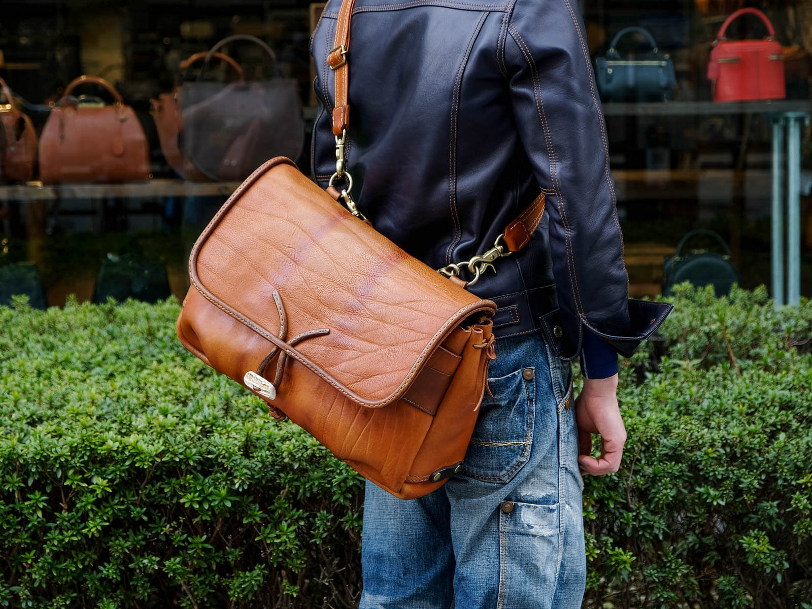 大阪店作り手：桑坂愛用「メッセンジャーバッグ(W-3)」｜革鞄・革小物