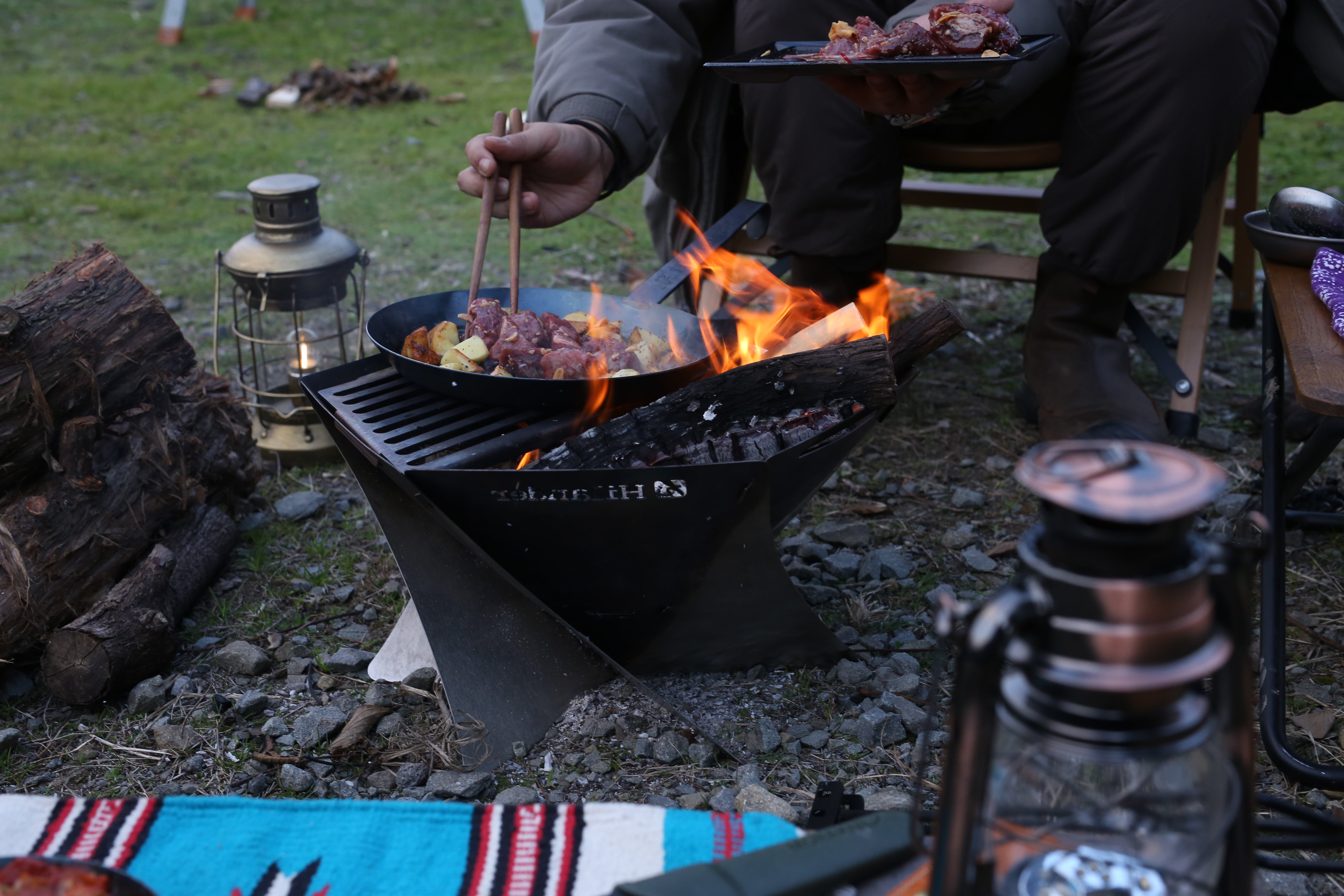 コンパクト焚き火台「六花」が梯形五徳付きでさらにパワーアップ！ソロ