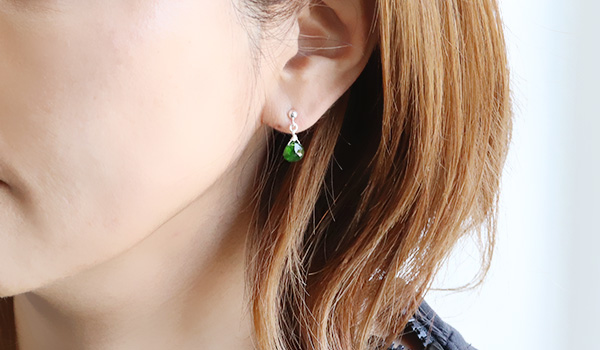 光露ピアス（クロムダイオプサイト［マロンカット］）|パワーストーン