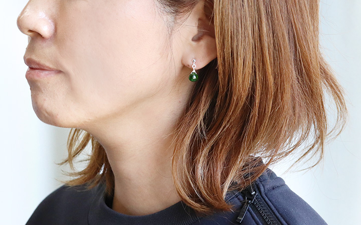 光露ピアス（クロムダイオプサイト［マロンカット］）|パワーストーン