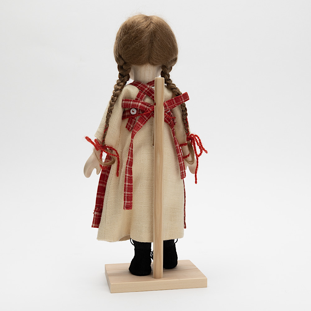 ポングラッツ人形小（オールウッド）赤チェックエプロン：おもちゃ：百町森