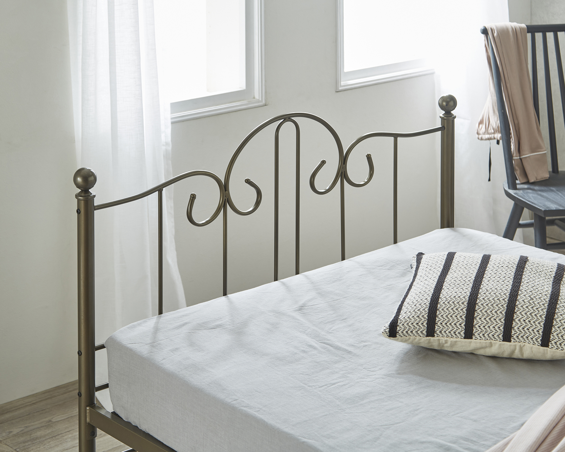 Alyssa | Interior Office One