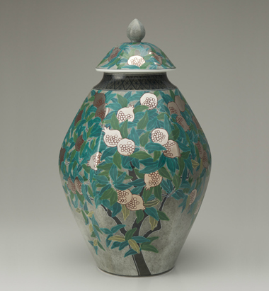 色絵薄墨墨はじき柘榴文蓋付瓶｜十四代今泉今右衛門｜今右衛門